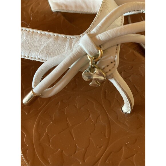 Kate Spade New York White Leather Thongs Sandals Sz 8.5 M Bow Charm Luxury - Picture 2 of 7
